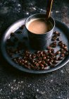 Кофе и кофе зерна на подносе — стоковое фото