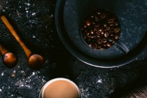 Caffè e chicchi di caffè su vassoio — Foto stock