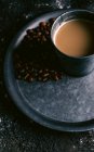 Kaffee und Kaffeekörner auf Tablett — Stockfoto