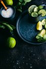 Інгредієнти для детоксикації огірків на столі — стокове фото