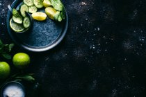 Zutaten für Gurken-Entgiftungsgetränk auf dem Tisch — Stockfoto