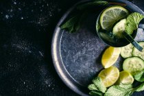 Bebida de desintoxicação de pepino com hortelã e limão — Fotografia de Stock
