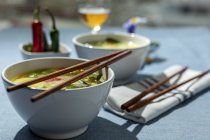 Von oben orientalische Ramen gesunde Nudelsuppe mit Shiitake, Spinat, Karotten, Eiern und Chilischoten auf Restauranttisch — Stockfoto