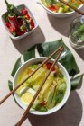 De cima vista superior oriental ramen saudável macarrão sopa com shiitake, espinafre, cenouras, ovos e pimentas na mesa do restaurante — Fotografia de Stock