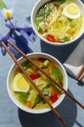 De acima mencionado ramen oriental sopa de macarrão saudável com shiitake, espinafre, cenouras, ovos e pimentas na mesa do restaurante — Fotografia de Stock