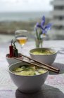 Dall'alto ramen orientale zuppa di tagliatelle sane con shiitake, spinaci, carote, uova e peperoncini sul tavolo del ristorante — Foto stock