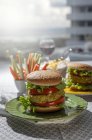 Домашній здоровий веганський зелений сочевичний бургер з помідорами, салатом та картоплею фрі — стокове фото