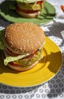 Hambúrguer de lentilha verde vegan saudável caseiro com tomate, alface e batatas fritas — Fotografia de Stock