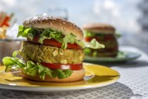 Hambúrguer de lentilha verde vegan saudável caseiro com tomate, alface e batatas fritas — Fotografia de Stock