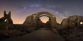 Залишки стародавнього замку під Чумацьким Шляхом у зоряну ніч. — стокове фото