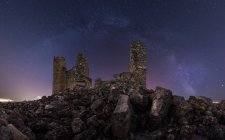 Überreste einer antiken Burg unter der Milchstraße bei sternenklarer Nacht — Stockfoto