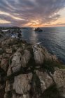 De cima incrível paisagem marinha e costa penhasco em colorido pôr do sol na Costa Brava — Fotografia de Stock