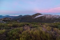 Сверху горы мощные вершины и красочное вечернее небо на заднем плане — стоковое фото