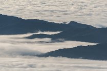 С вершин черных гор, среди облаков мягких, толстых — стоковое фото