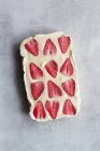 Vista dall'alto di appetitoso dolce dolce fatto in casa con panna bianca e fragola fresca affettata su sfondo di marmo — Foto stock