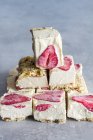 Tagliare a pezzi delizioso dessert gelo fatto in casa con panna bianca e fragola affettata su sfondo di marmo — Foto stock