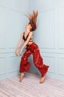 Stilvolle Tänzerin springt in Studioecke — Stockfoto