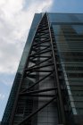 Rascacielos moderno contra cielo azul nublado - foto de stock