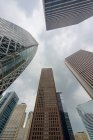 Edificios modernos contra el cielo nublado - foto de stock