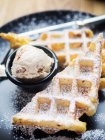 Вид зверху миски з смачним морозивом, розміщеним на тарілці біля солодкої м'якої вафельки в кафе — стокове фото