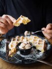 Unbekannter genießt kaltes süßes Eis und frische Waffeln während des Mittagessens im Café — Stockfoto