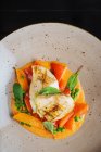 Blick von oben auf Haute Cuisine Restaurant Gericht mit gegrilltem Fisch und Eintopf mit frischem Spinat garniert — Stockfoto