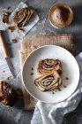 Teller mit leckeren hausgemachten Rollkuchen mit Schokolade — Stockfoto