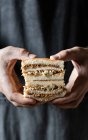 Crop chef em avental preto segurando grande pedaço de deliciosa torta recheada fresca — Fotografia de Stock
