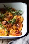 Dall'alto di deliziosi gamberetti fritti appetitosi con rosmarino fresco serviti su piatto bianco su tavolo di legno — Foto stock