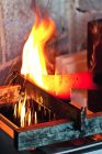 Messerstecher auf brennendem Feuer — Stockfoto
