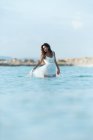 Glückliche Frau tanzt im Meerwasser — Stockfoto