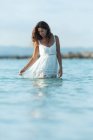 Donna felice che balla in acqua di mare — Foto stock