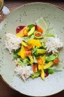 Draufsicht auf appetitliche gesunde bunte Salat mit frischem Gemüse und Obst und geschreddertem Huhn serviert in Schüssel — Stockfoto
