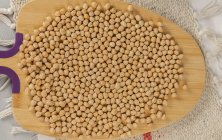 Top view of pile of raw chickpea placed on lumber board in kitchen — Stock Photo