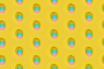 Nahtloses Ostermuster mit farbig dekorierten Eiern in Reihen auf gelbem Hintergrund — Stockfoto