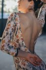 Vista laterale della donna graziosa ritagliata in elegante tuta da ginnastica con stampa floreale colorata e balli aperti in studio di danza classica — Foto stock