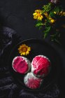 Da sopra vista dall'alto fatti in casa Zefir bianco o Zephyr, dessert tradizionale russo con menta e sciroppo di fragole, su sfondo nero — Foto stock