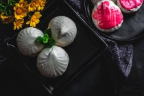 Vue du dessus Zefir blanc maison ou Zephyr, dessert traditionnel russe à la menthe et sirop de fraise, sur fond noir — Photo de stock