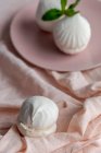 Caseiro branco Zefir tradicional russa sobremesa com hortelã no fundo rosa — Fotografia de Stock