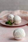 Домашний белый Зефир традиционный русский десерт с мятой на розовом фоне — стоковое фото