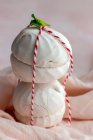 Fatto in casa bianco Zefir tradizionale russo dessert tenere da una piccola corda su sfondo rosa — Foto stock