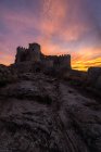 Достопримечательности средневековый разрушенный замок против облачного заката неба в сельской местности в Толедо — стоковое фото