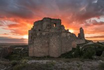 Sightseeing medieval ruined castle against cloudy sundown sky in countryside in Toledo — Stock Photo
