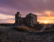 Visiter le château médiéval en ruine contre ciel nuageux au coucher du soleil dans la campagne de Tolède — Photo de stock