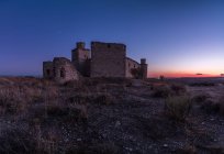 Visita castello medievale in rovina contro cielo nuvoloso tramonto nella campagna di Toledo — Foto stock