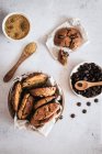 Вид зверху смачне домашнє солодке печиво в мисці, розміщене на мармуровому столі біля горщика з шоколадними чіпсами — стокове фото