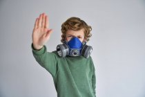 Menino loiro, usando um respirador e mostrando sinal de parada — Fotografia de Stock
