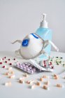 Maschera respiratoria con gel antibatterico e pillole con termometro sul tavolo della camera da letto — Foto stock