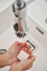 Женщина моет руки на кухонной раковине, чтобы избежать возможной инфекции — стоковое фото