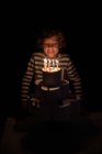 Ragazzo biondo soffiando le candele sulla sua torta di compleanno di carta igienica — Foto stock